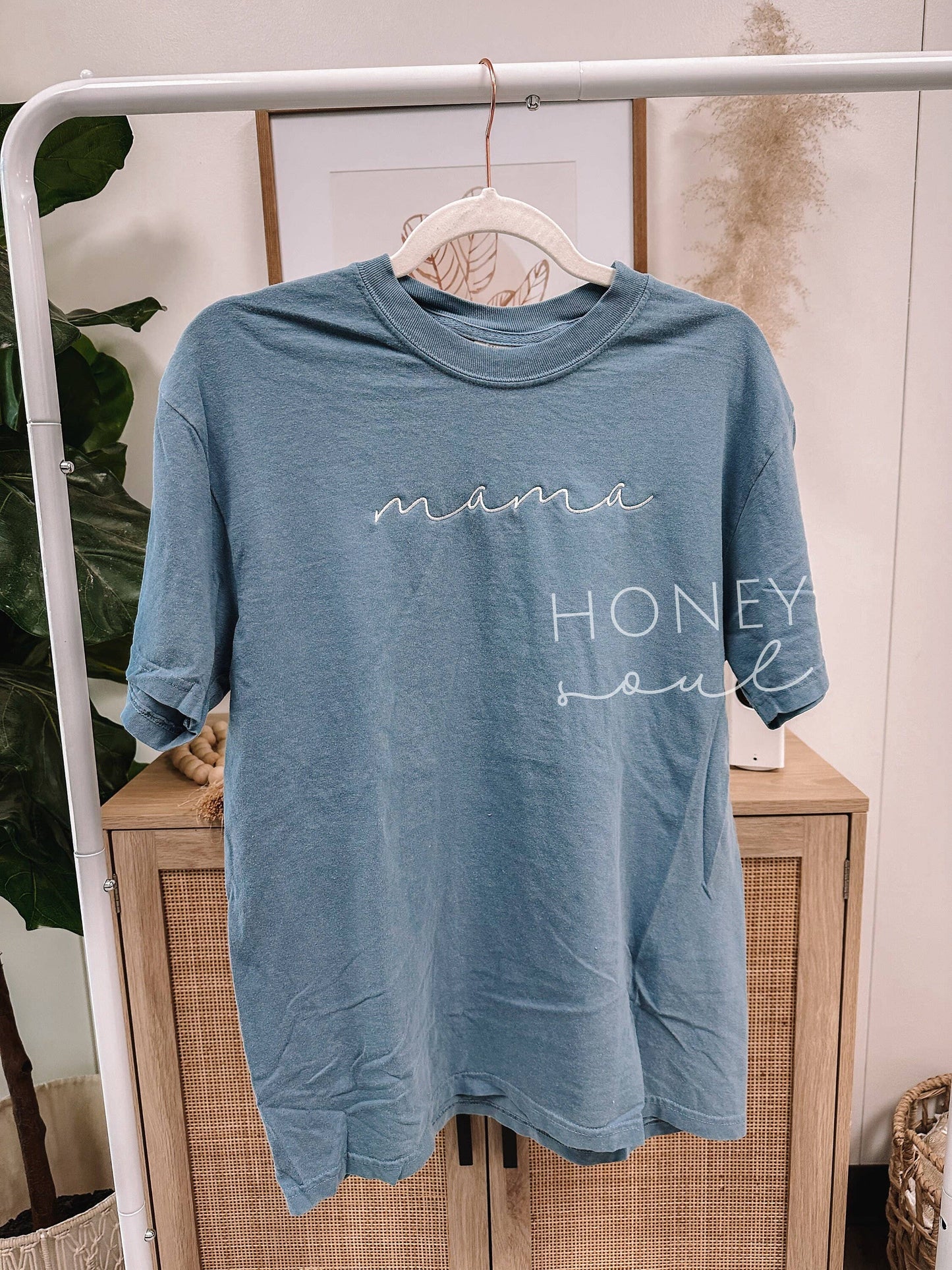 Embroidered Mama Script Tee: Peachy / L