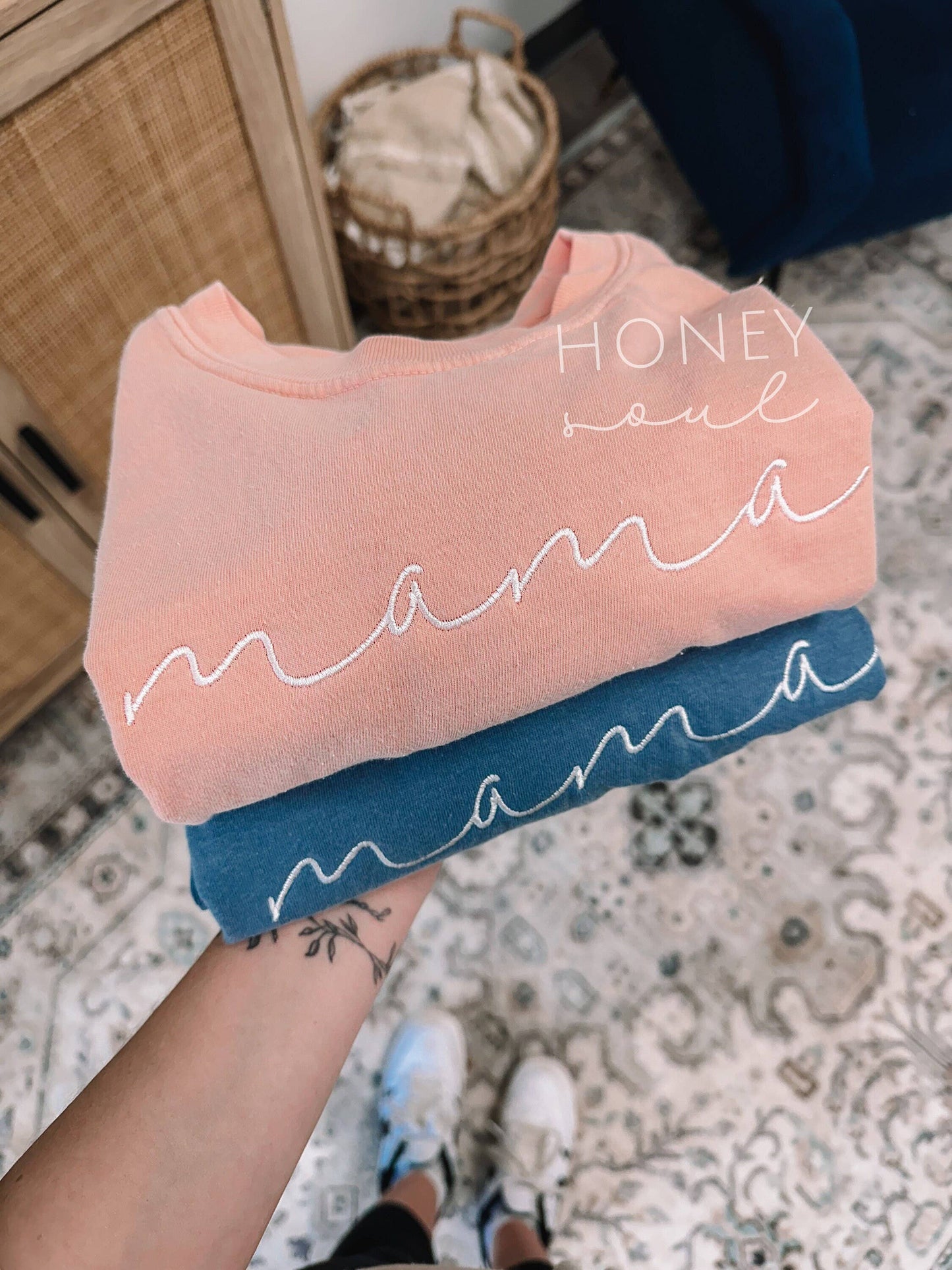 Embroidered Mama Script Tee: Denim / S